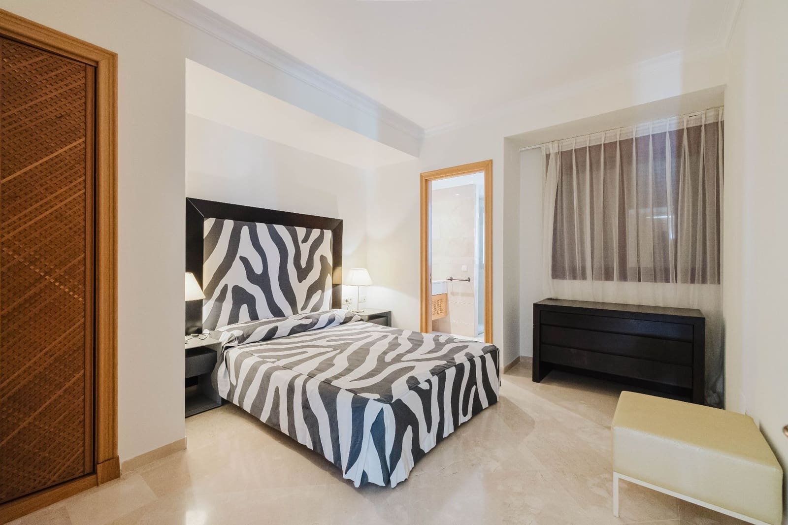 Ático de 3 habitaciones en Estepona en venta con piscina garaje - 2.795.000 € (Ref: 9573971)