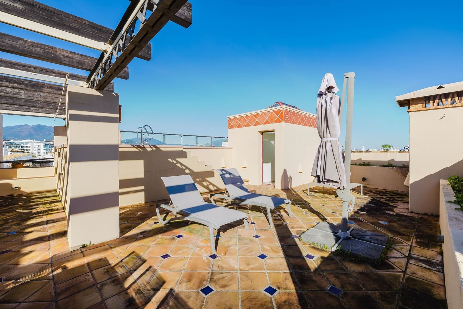 Ático de 3 habitaciones en Estepona en venta con piscina garaje - 2.795.000 € (Ref: 9573971)