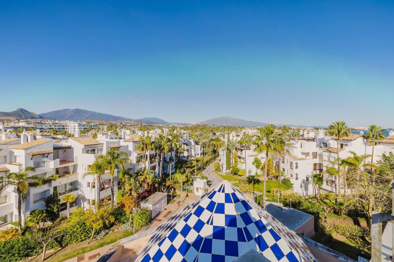 Ático de 3 habitaciones en Estepona en venta con piscina garaje - 2.795.000 € (Ref: 9573971)