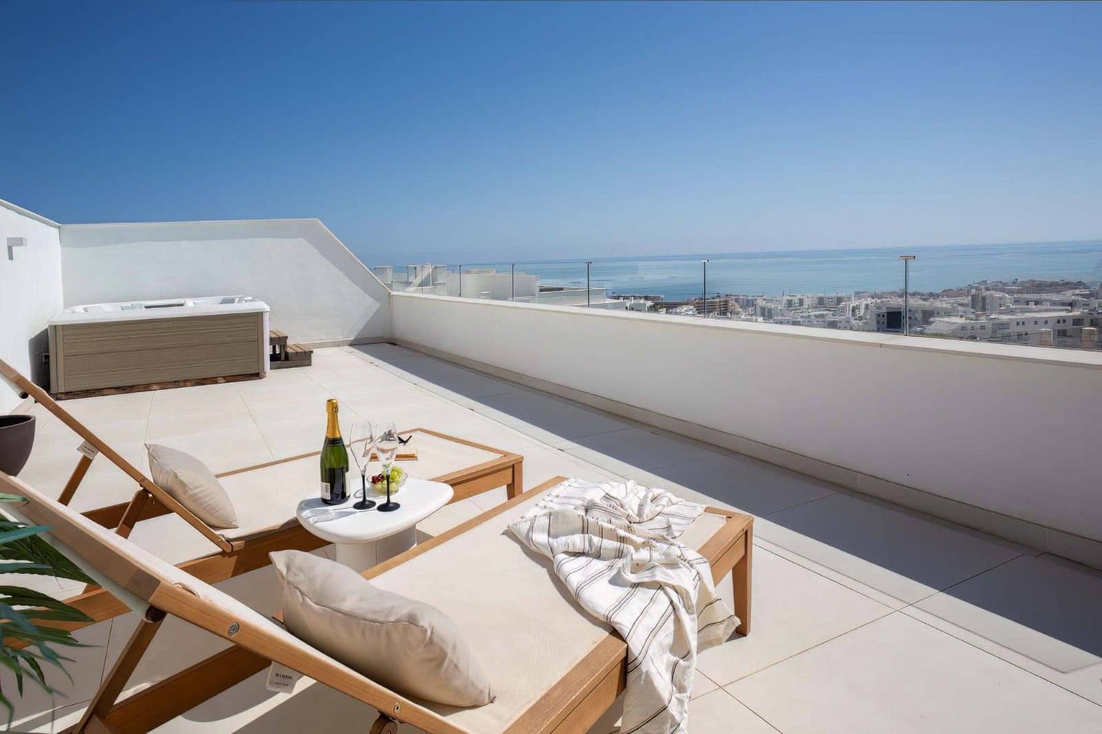 2 Zimmer Penthouse zu verkaufen in Fuengirola mit Pool Garage - 850.000 € (Ref: 9585391)