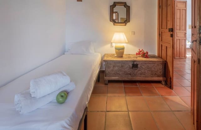 6 sypialnia Willa na sprzedaż w Sayalonga z basenem garażem - 690 000 € (Ref: 9594630)