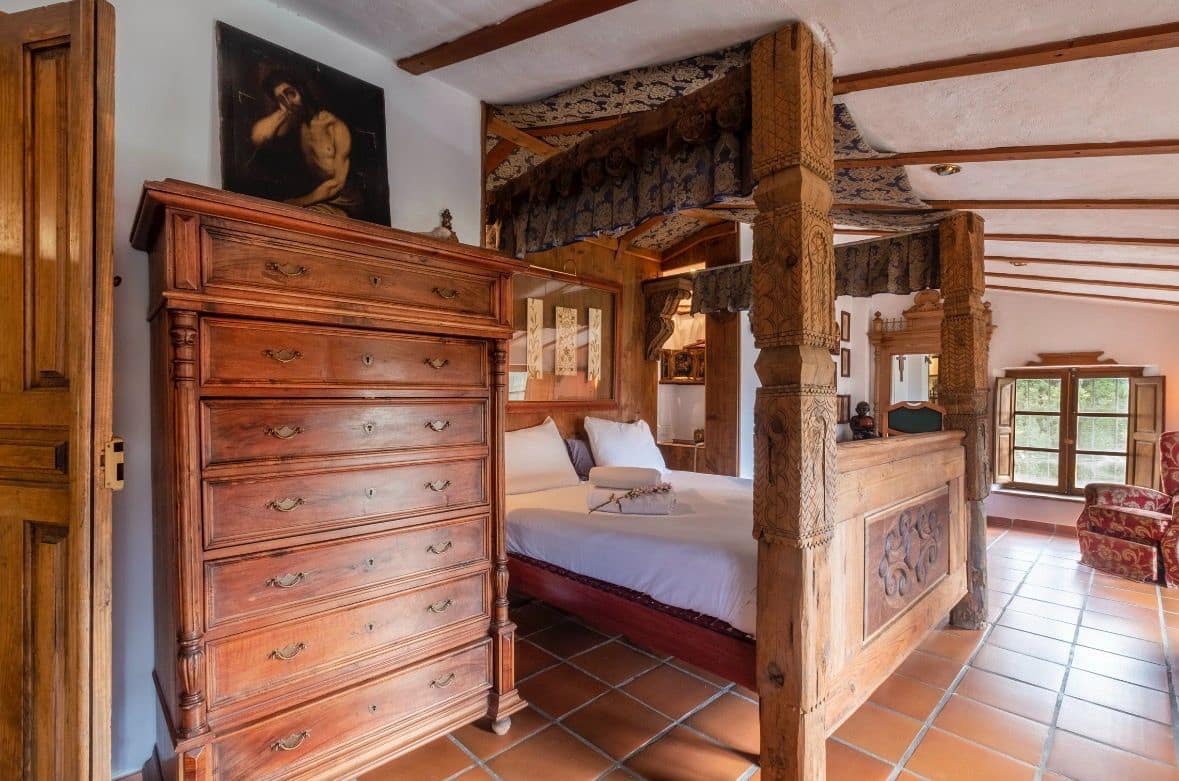 6 sypialnia Willa na sprzedaż w Sayalonga z basenem garażem - 690 000 € (Ref: 9594630)