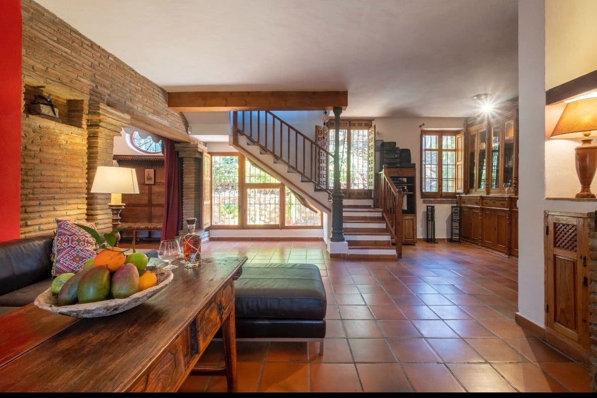 6 sypialnia Willa na sprzedaż w Sayalonga z basenem garażem - 690 000 € (Ref: 9594630)