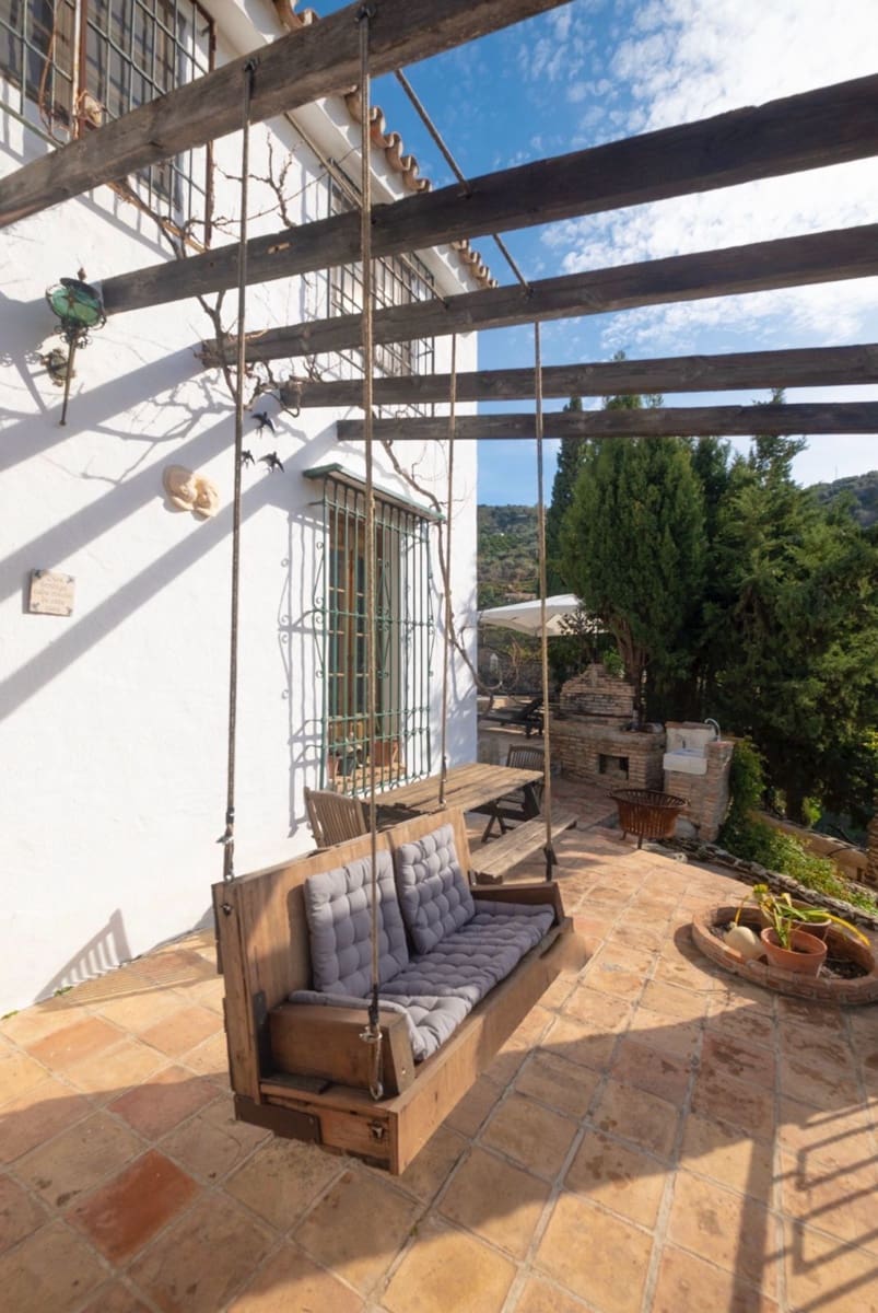 6 sypialnia Willa na sprzedaż w Sayalonga z basenem garażem - 690 000 € (Ref: 9594630)