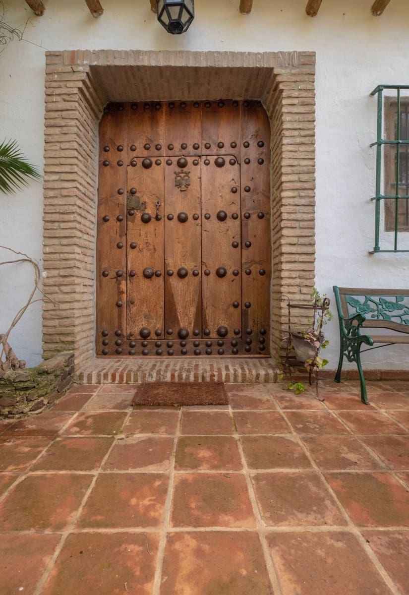 6 sypialnia Willa na sprzedaż w Sayalonga z basenem garażem - 690 000 € (Ref: 9594630)