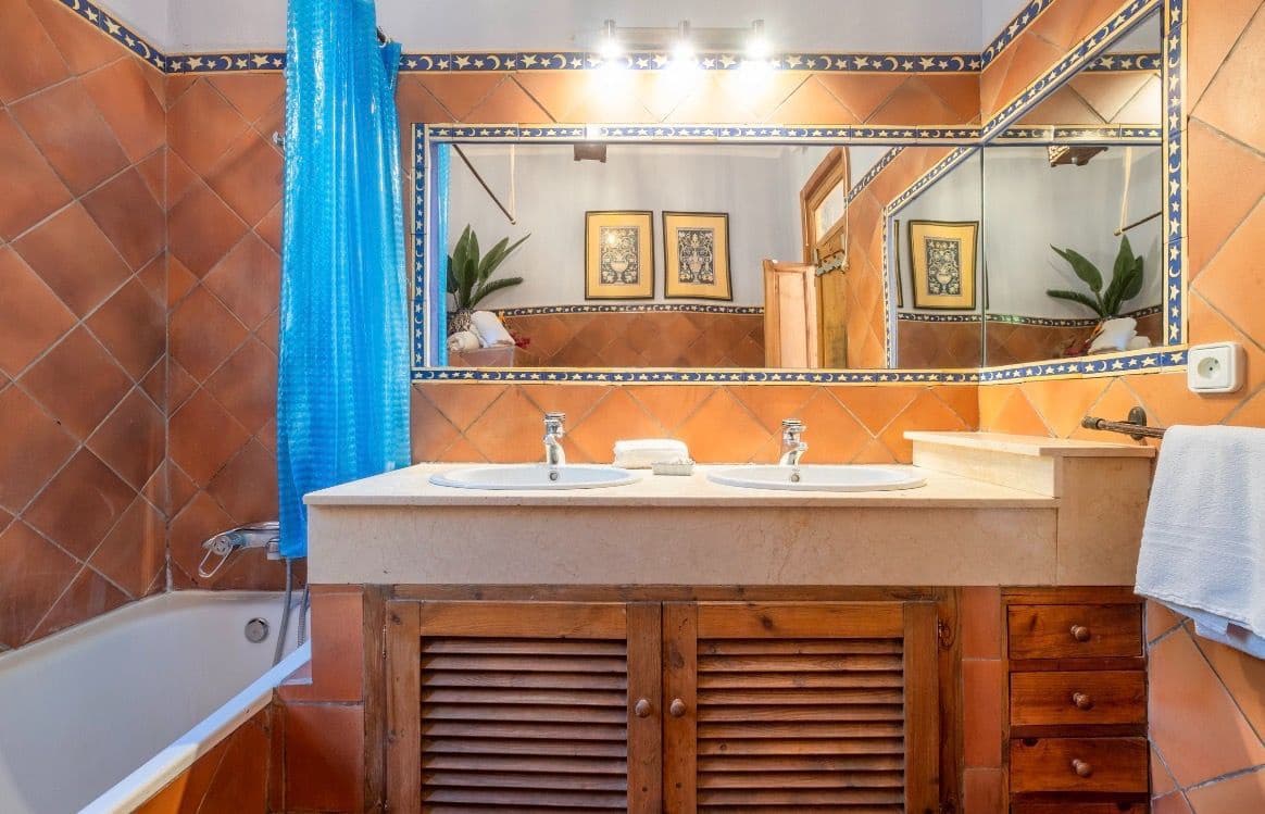 6 sypialnia Willa na sprzedaż w Sayalonga z basenem garażem - 690 000 € (Ref: 9594630)