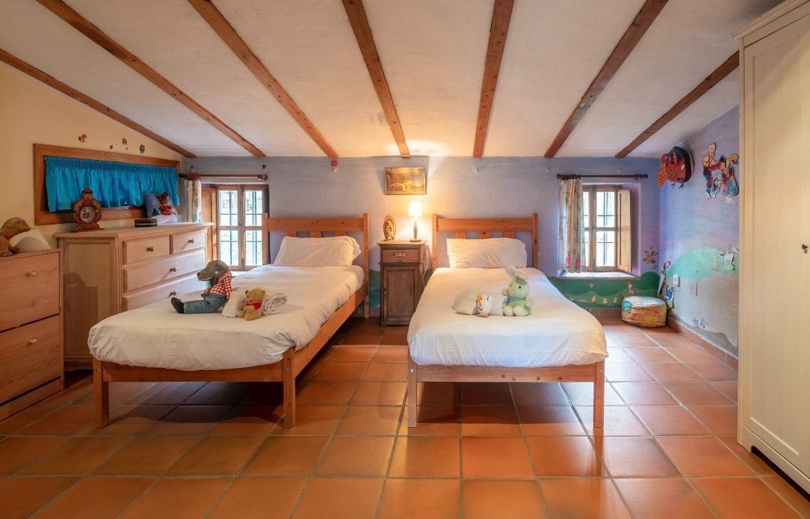 6 sypialnia Willa na sprzedaż w Sayalonga z basenem garażem - 690 000 € (Ref: 9594630)