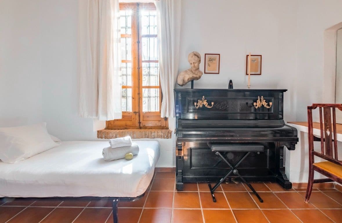 6 sypialnia Willa na sprzedaż w Sayalonga z basenem garażem - 690 000 € (Ref: 9594630)