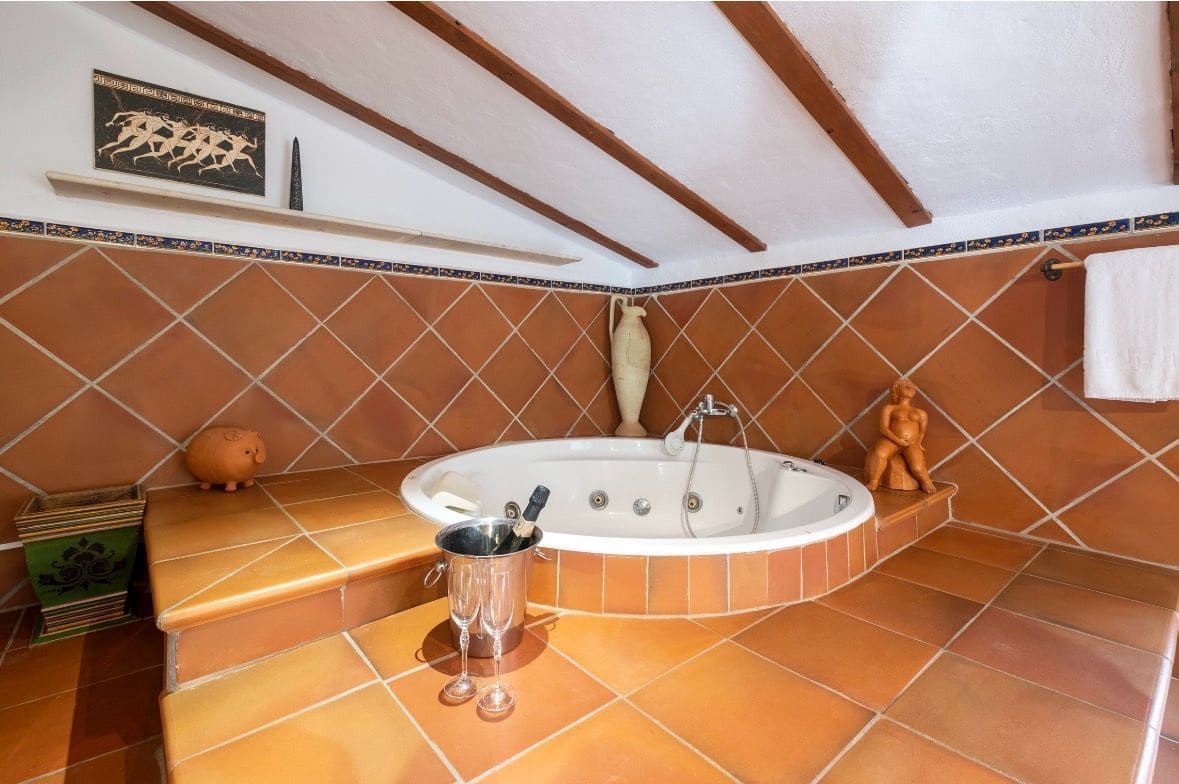 6 sypialnia Willa na sprzedaż w Sayalonga z basenem garażem - 690 000 € (Ref: 9594630)