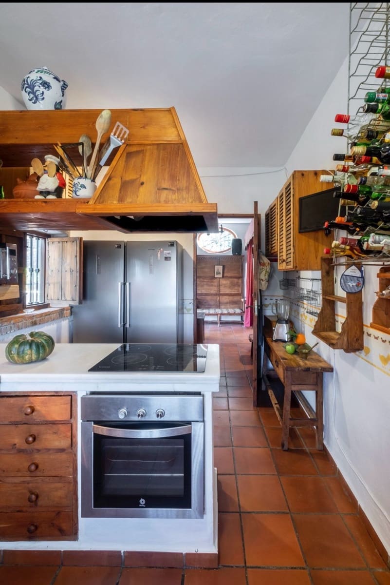 6 sypialnia Willa na sprzedaż w Sayalonga z basenem garażem - 690 000 € (Ref: 9594630)