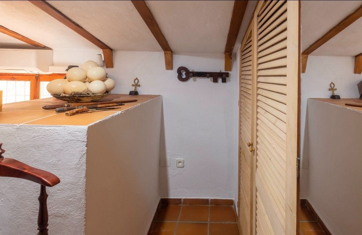 6 sypialnia Willa na sprzedaż w Sayalonga z basenem garażem - 690 000 € (Ref: 9594630)