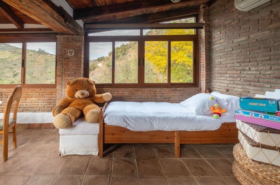 6 sypialnia Willa na sprzedaż w Sayalonga z basenem garażem - 690 000 € (Ref: 9594630)