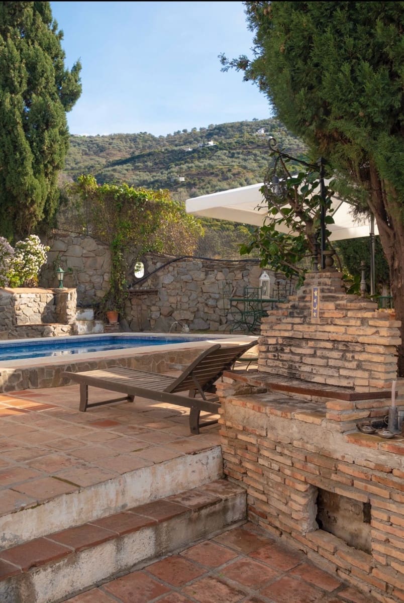 6 sypialnia Willa na sprzedaż w Sayalonga z basenem garażem - 690 000 € (Ref: 9594630)