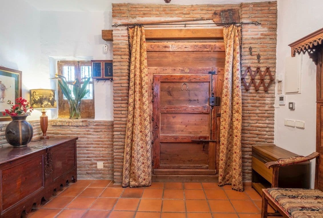 6 sypialnia Willa na sprzedaż w Sayalonga z basenem garażem - 690 000 € (Ref: 9594630)