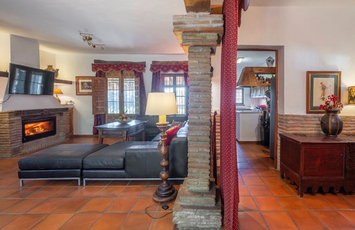 6 sypialnia Willa na sprzedaż w Sayalonga z basenem garażem - 690 000 € (Ref: 9594630)