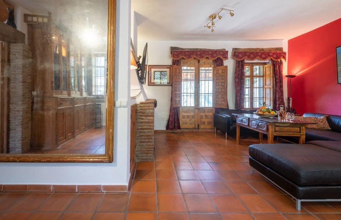 6 sypialnia Willa na sprzedaż w Sayalonga z basenem garażem - 690 000 € (Ref: 9594630)