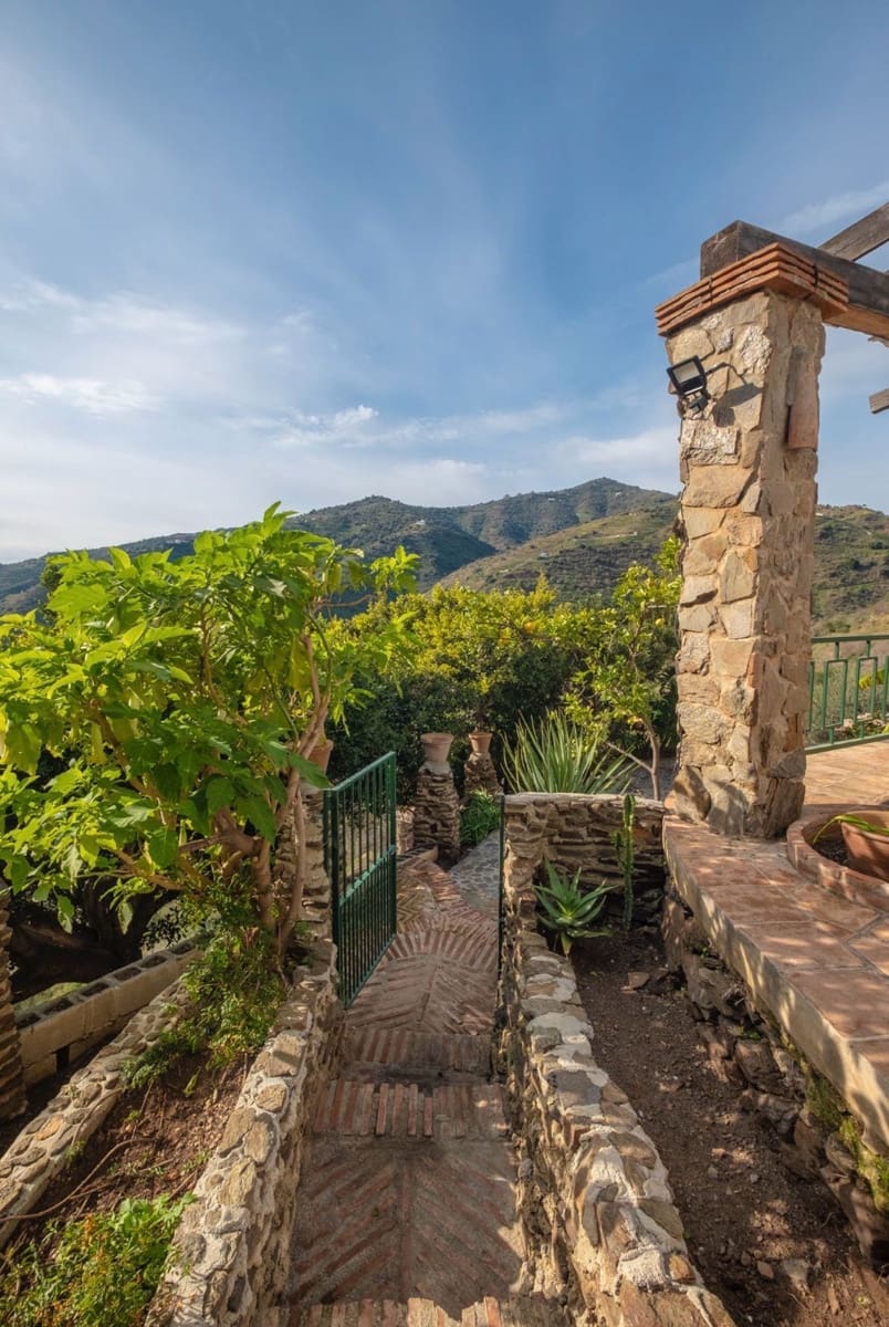 6 sypialnia Willa na sprzedaż w Sayalonga z basenem garażem - 690 000 € (Ref: 9594630)