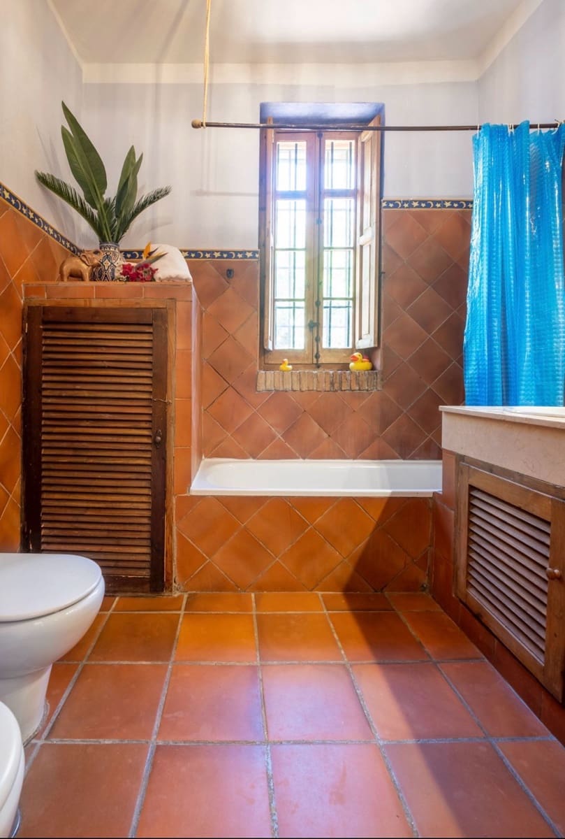 6 sypialnia Willa na sprzedaż w Sayalonga z basenem garażem - 690 000 € (Ref: 9594630)