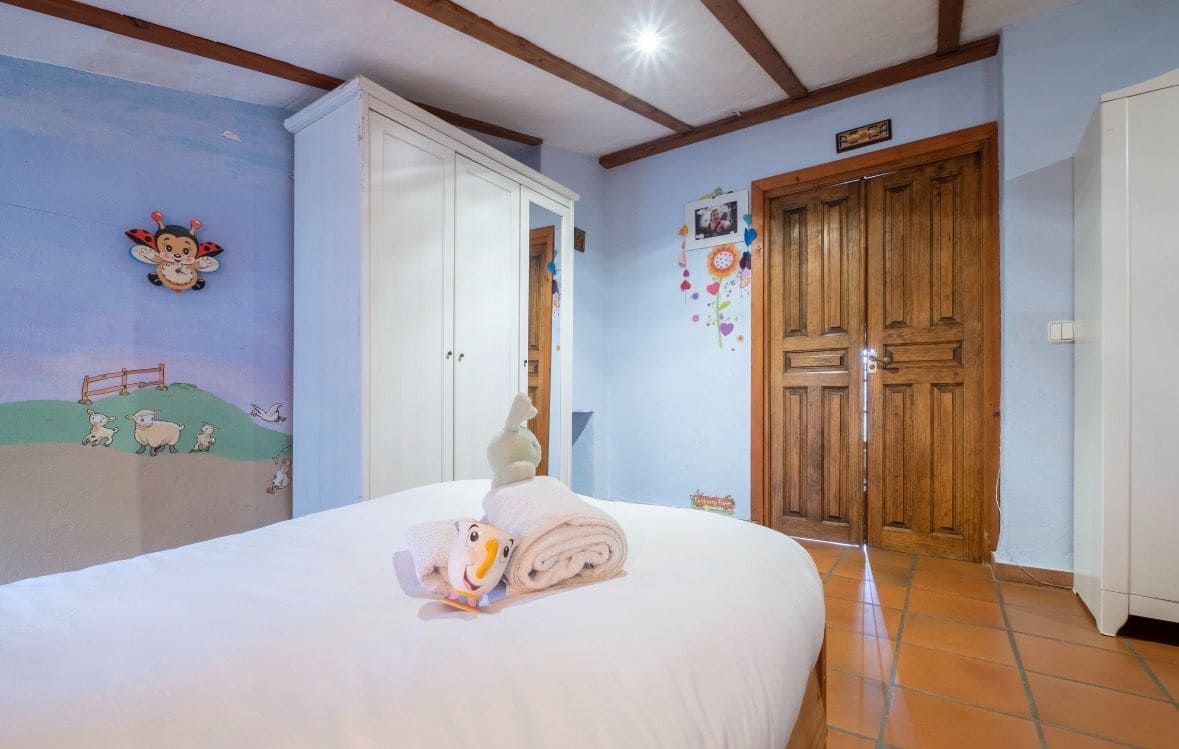 6 sypialnia Willa na sprzedaż w Sayalonga z basenem garażem - 690 000 € (Ref: 9594630)