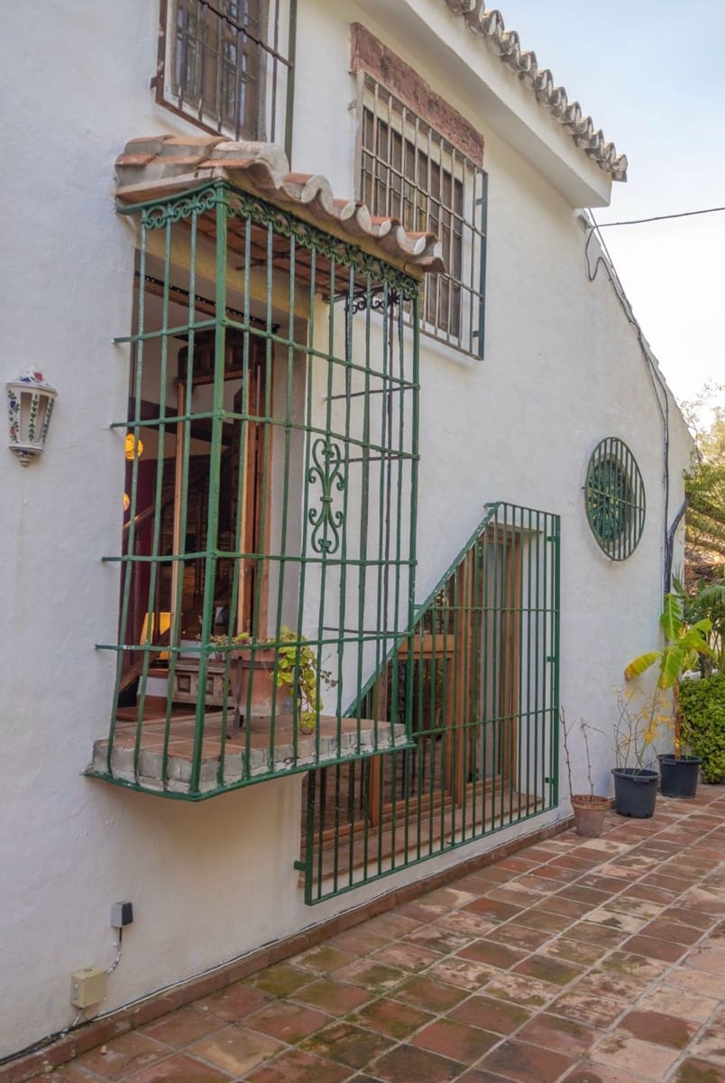 6 sypialnia Willa na sprzedaż w Sayalonga z basenem garażem - 690 000 € (Ref: 9594630)