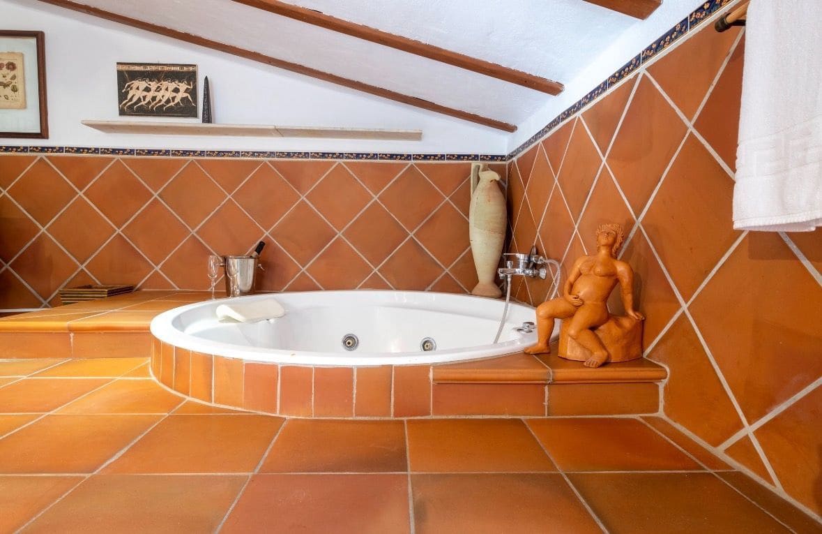 6 sypialnia Willa na sprzedaż w Sayalonga z basenem garażem - 690 000 € (Ref: 9594630)