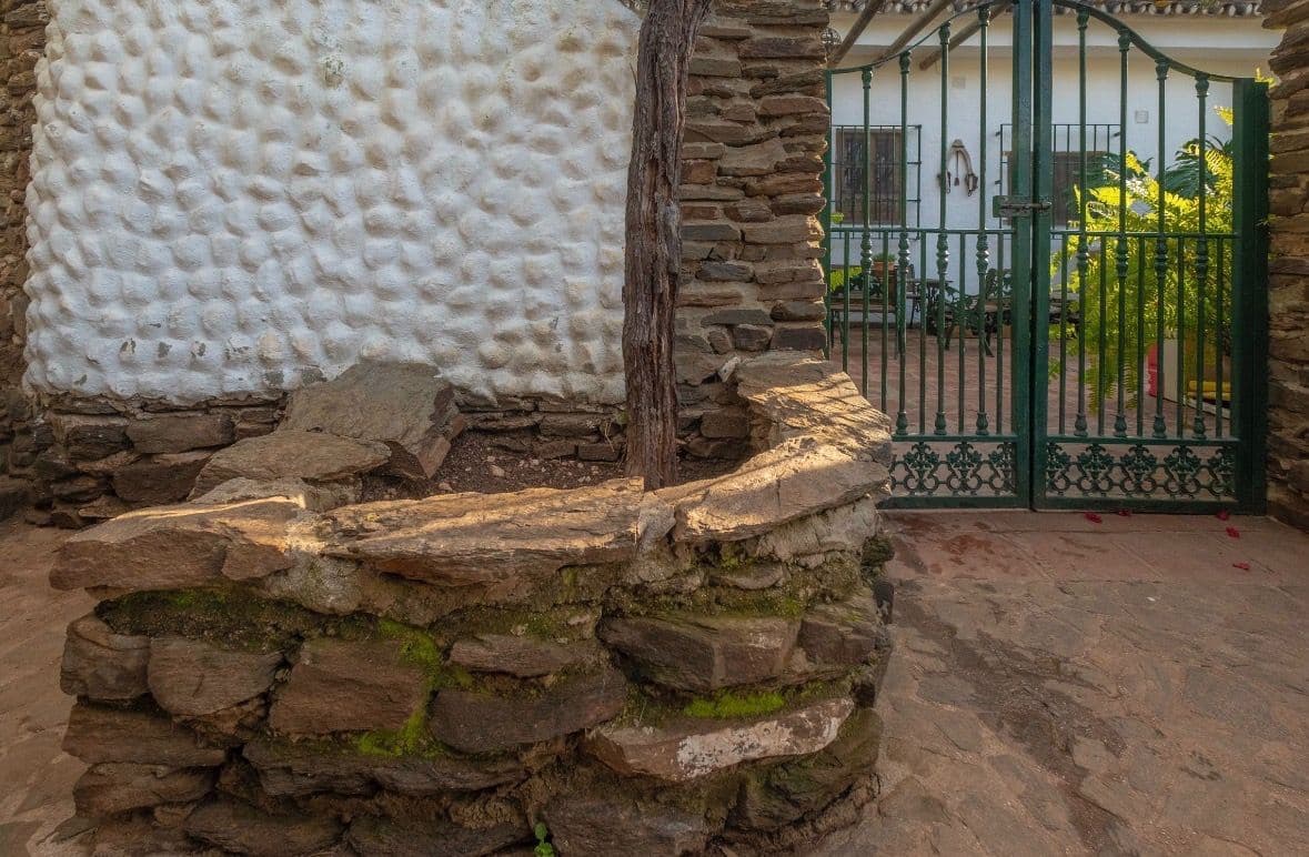 6 sypialnia Willa na sprzedaż w Sayalonga z basenem garażem - 690 000 € (Ref: 9594630)