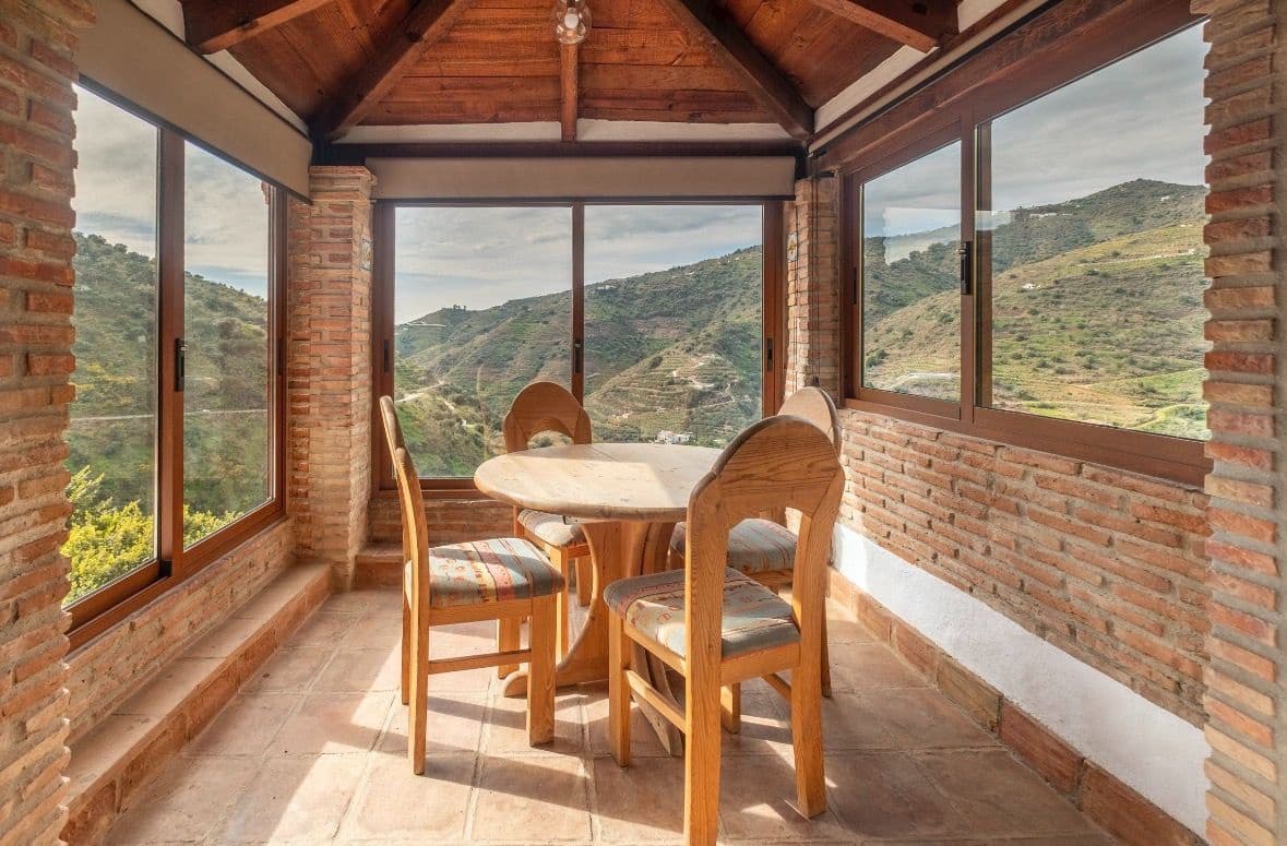 6 sypialnia Willa na sprzedaż w Sayalonga z basenem garażem - 690 000 € (Ref: 9594630)