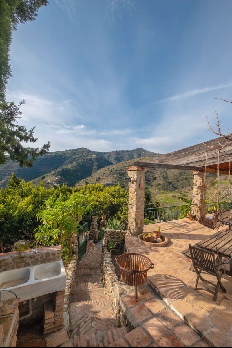 6 sypialnia Willa na sprzedaż w Sayalonga z basenem garażem - 690 000 € (Ref: 9594630)