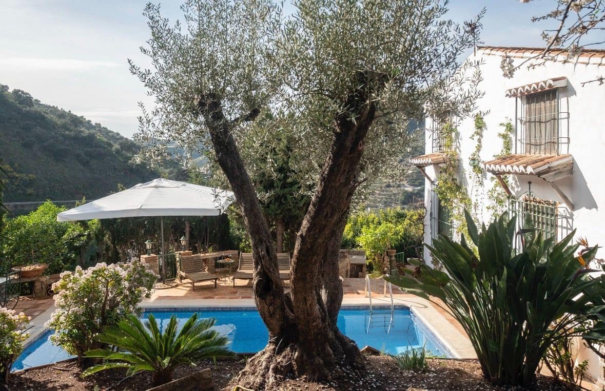 6 sypialnia Willa na sprzedaż w Sayalonga z basenem garażem - 690 000 € (Ref: 9594630)