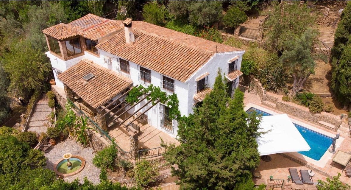 6 sypialnia Willa na sprzedaż w Sayalonga z basenem garażem - 690 000 € (Ref: 9594630)