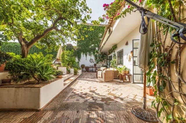 5 sypialnia Willa na sprzedaż w Miasto Sewilla z basenem garażem - 600 000 € (Ref: 9607201)