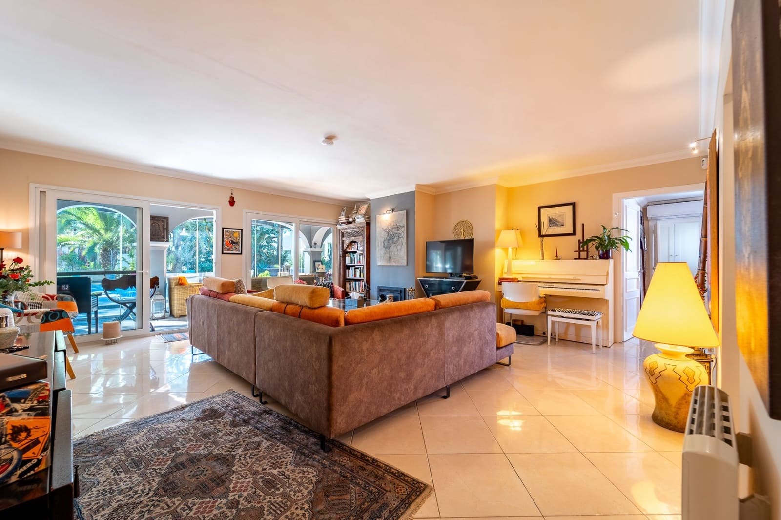 5 makuuhuone Huvila myytävänä paikassa Marbella mukana uima-altaan 
autotalli - 1 750 000 € (Ref: 9625317)