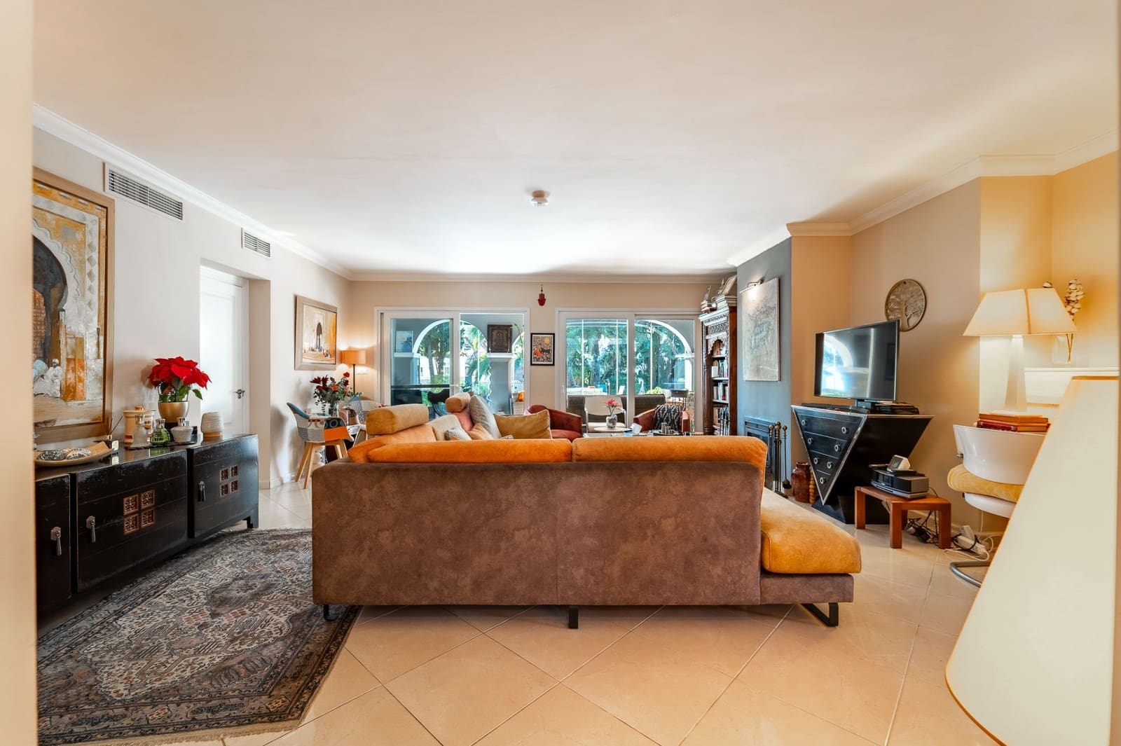 5 makuuhuone Huvila myytävänä paikassa Marbella mukana uima-altaan 
autotalli - 1 750 000 € (Ref: 9625317)