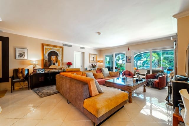 5 makuuhuone Huvila myytävänä paikassa Marbella mukana uima-altaan 
autotalli - 1 750 000 € (Ref: 9625317)