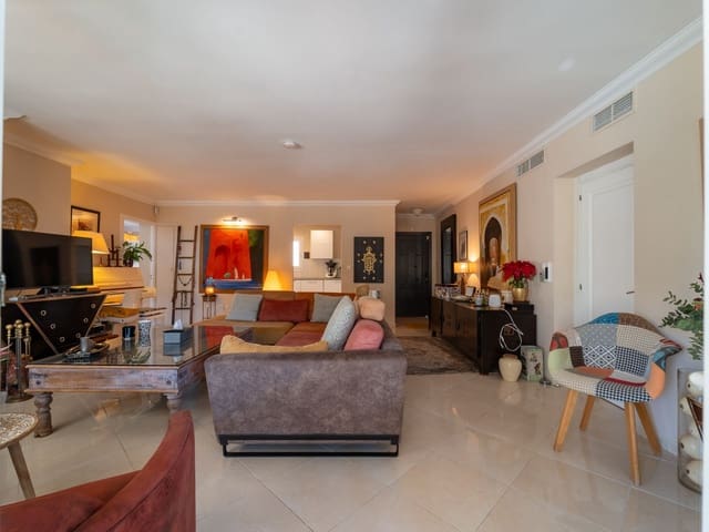 5 makuuhuone Huvila myytävänä paikassa Marbella mukana uima-altaan 
autotalli - 1 750 000 € (Ref: 9625317)