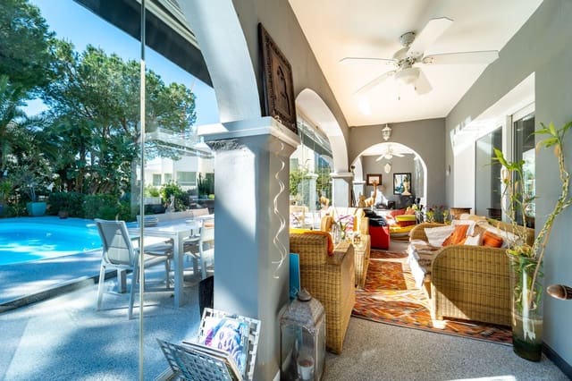 5 makuuhuone Huvila myytävänä paikassa Marbella mukana uima-altaan 
autotalli - 1 750 000 € (Ref: 9625317)