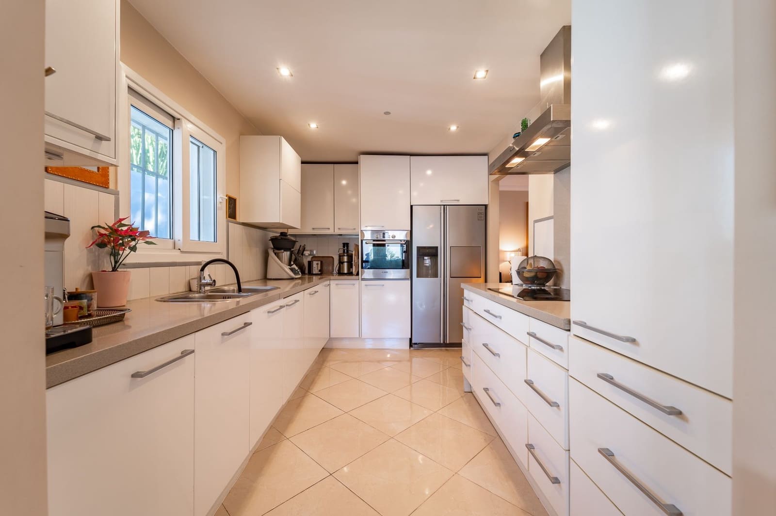 5 makuuhuone Huvila myytävänä paikassa Marbella mukana uima-altaan 
autotalli - 1 750 000 € (Ref: 9625317)