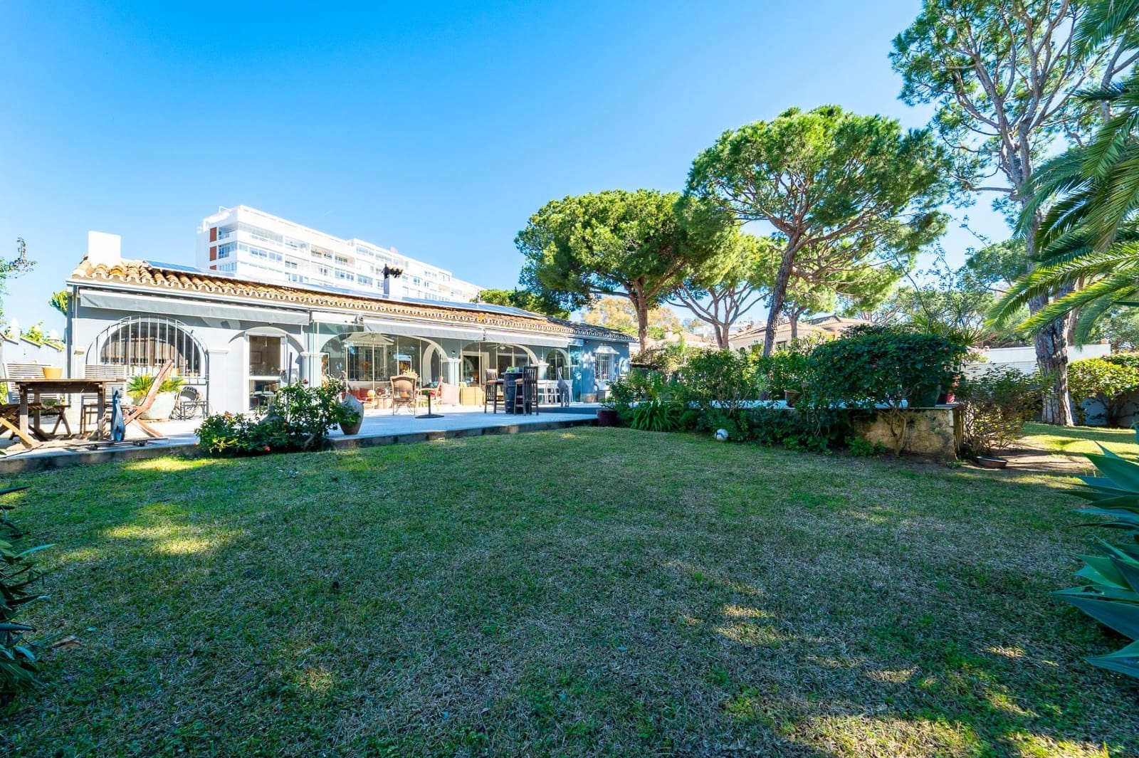 5 makuuhuone Huvila myytävänä paikassa Marbella mukana uima-altaan 
autotalli - 1 750 000 € (Ref: 9625317)