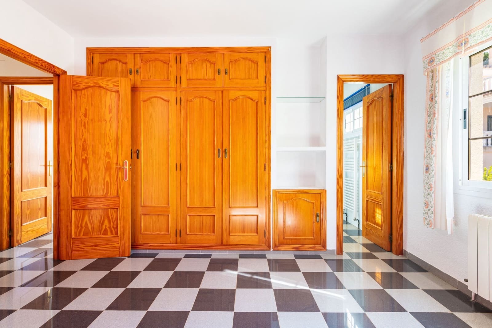 6 slaapkamer Villa te koop in Oropesa  met garage - € 430.000 (Ref: 9629623)