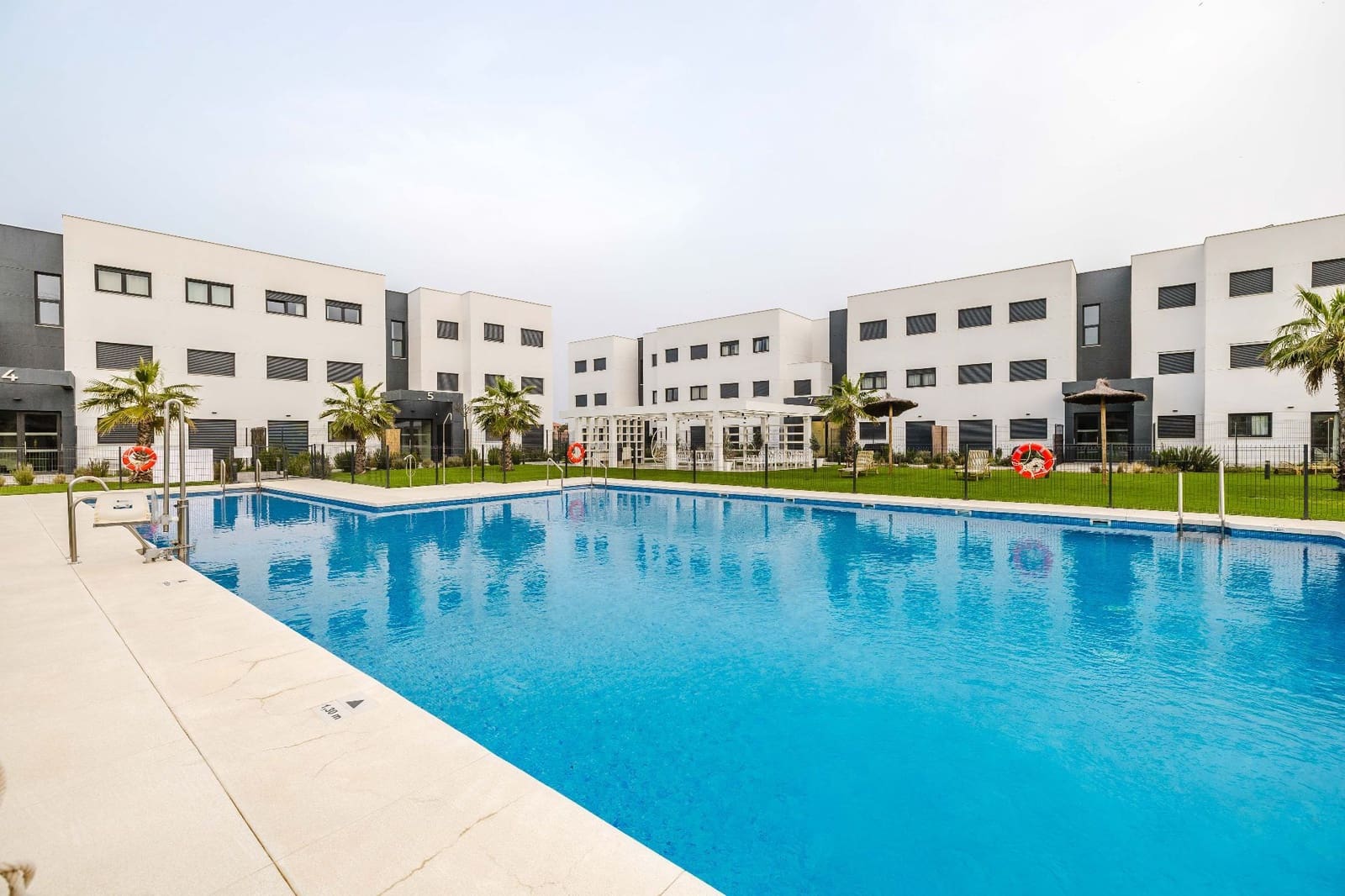 3 makuuhuone Huoneisto myytävänä paikassa Estepona mukana uima-altaan 
autotalli - 490 000 € (Ref: 9643743)