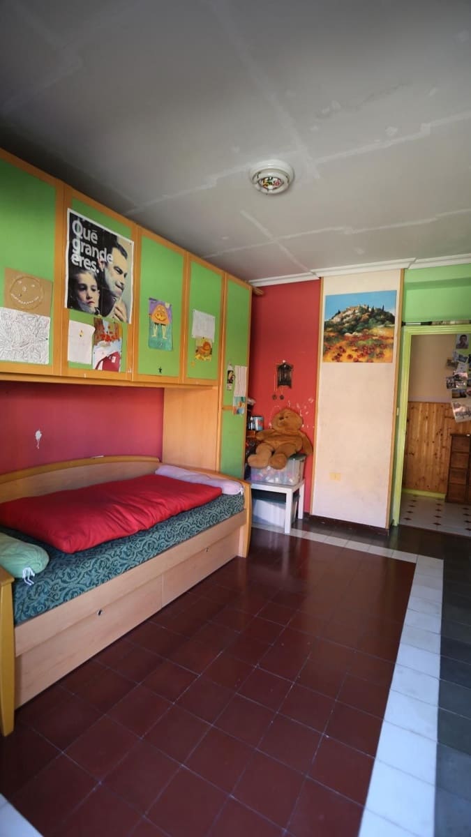 5 slaapkamer Flat te koop in Madrid stad - € 230.000 (Ref: 9686001)