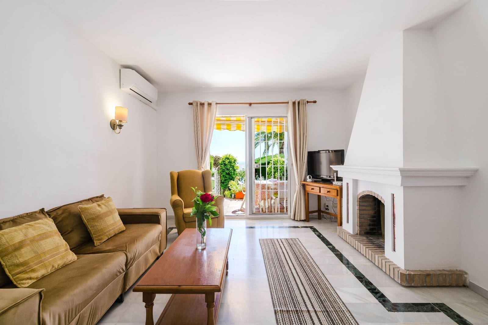 3 soverom Kjedet enebolig til salgs i Nerja med svømmebasseng - € 414 000 (Ref: 9751601)