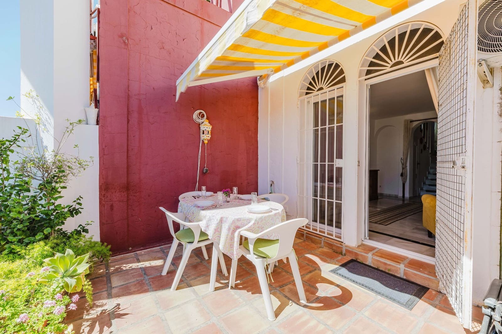 3 soverom Kjedet enebolig til salgs i Nerja med svømmebasseng - € 414 000 (Ref: 9751601)