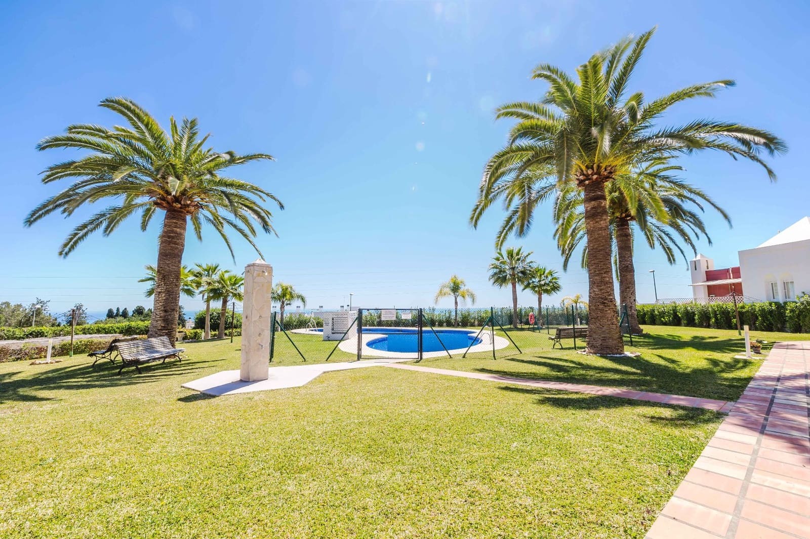 3 soverom Kjedet enebolig til salgs i Nerja med svømmebasseng - € 414 000 (Ref: 9751601)