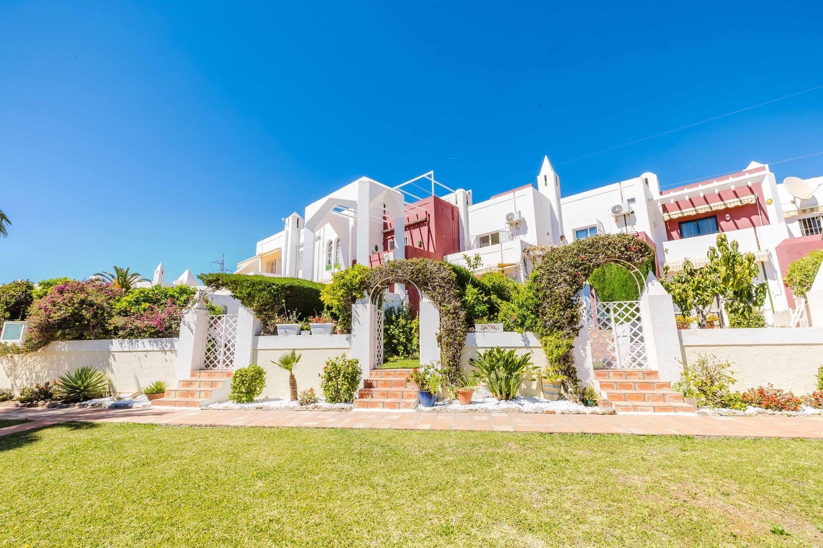 3 soverom Kjedet enebolig til salgs i Nerja med svømmebasseng - € 414 000 (Ref: 9751601)