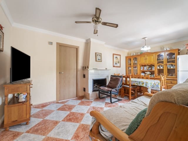 Chalet de 4 habitaciones en Almogía en venta con piscina garaje - 210.000 € (Ref: 9772679)