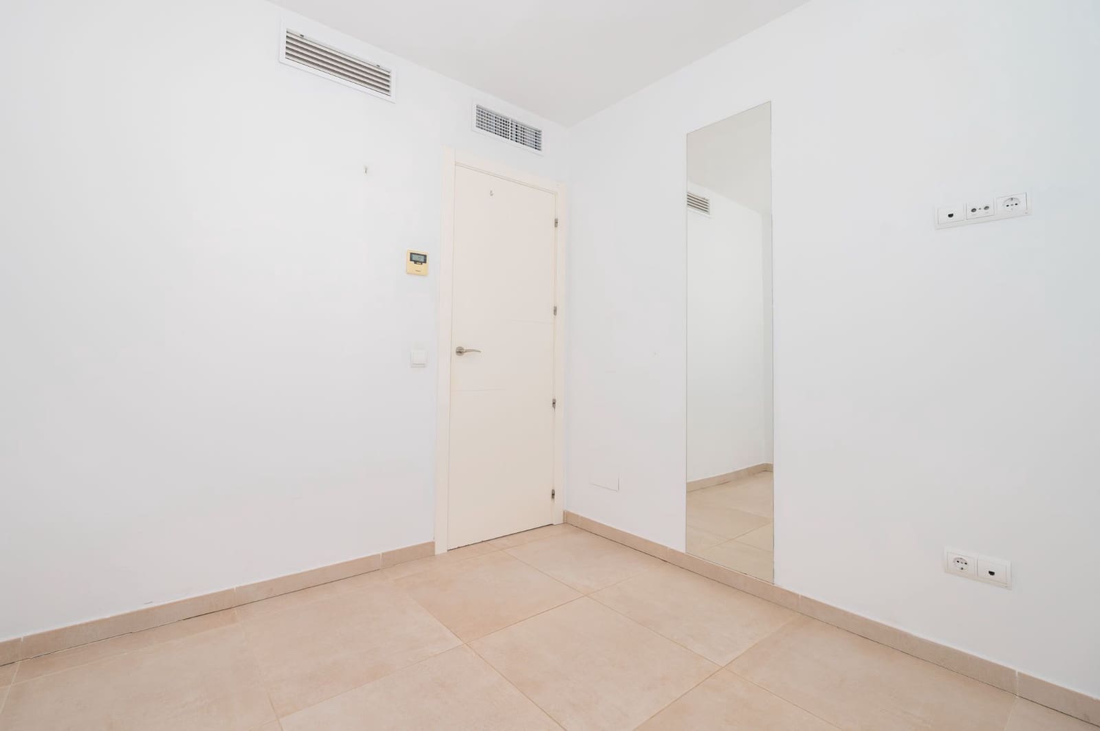 2 slaapkamer Flat te koop in Ibiza dorp met zwembad garage - € 549.000 (Ref: 9794065)