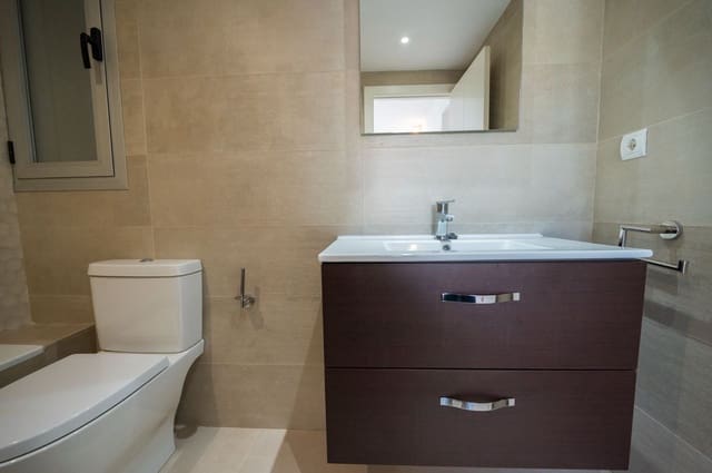 2 slaapkamer Flat te koop in Ibiza dorp met zwembad garage - € 549.000 (Ref: 9794065)