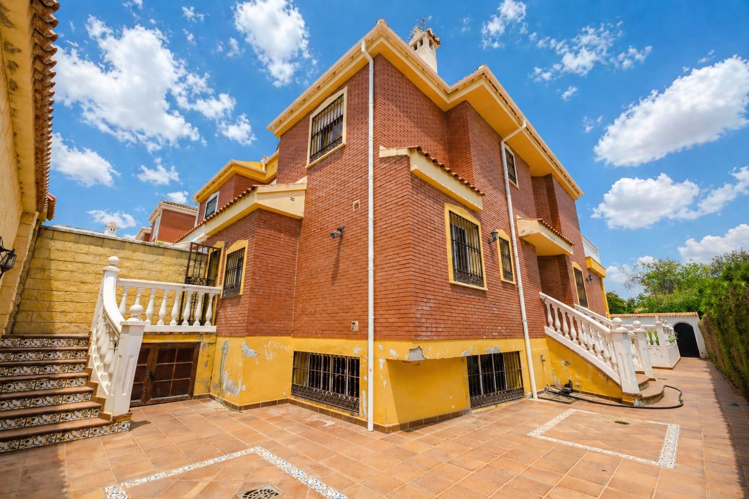 3 bedroom Villa for sale in Alhaurin de la Torre with garage - € 599,000 (Ref: 9807650)