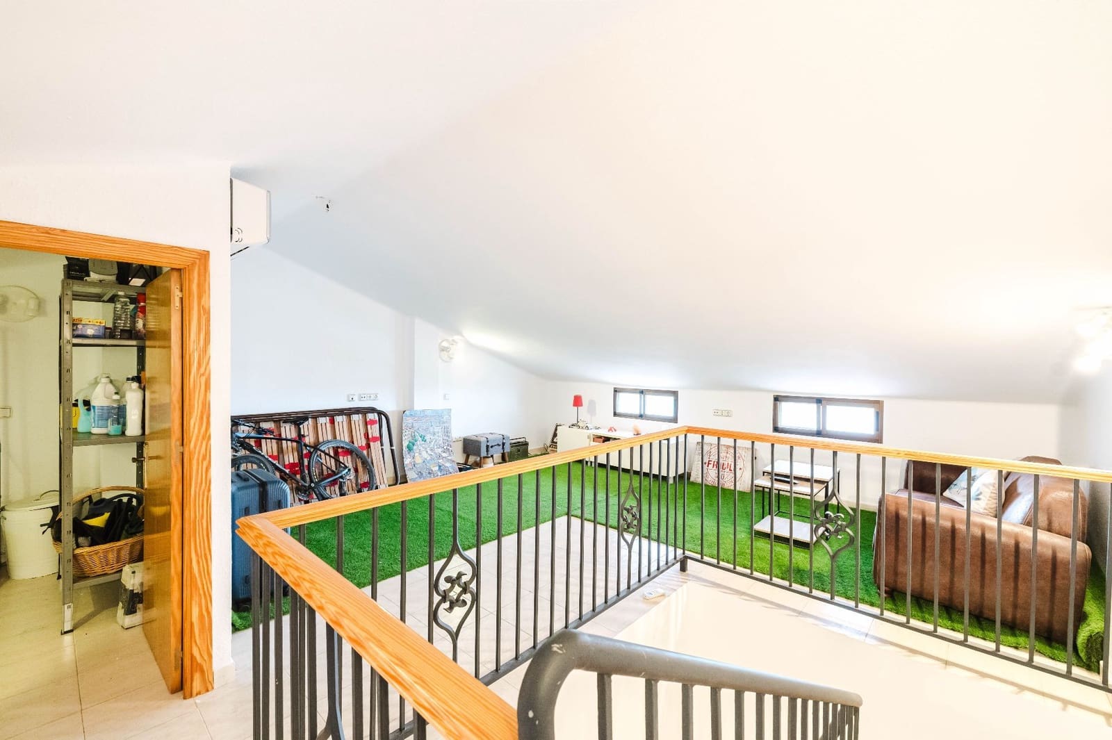 4 soveværelse Semi-Rækkehus til salg i Malaga by med swimmingpool garage - € 575.000 (Ref: 9824676)